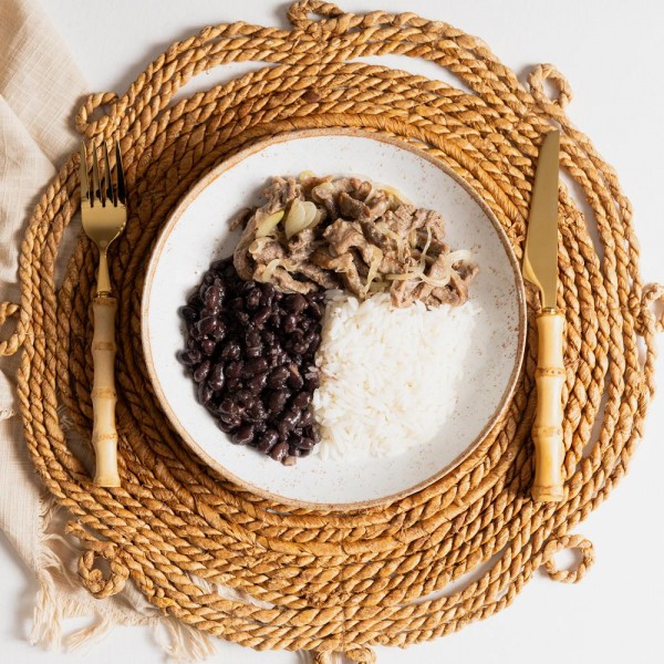Marmita arroz e feijão com iscas de carne acebolada 250g