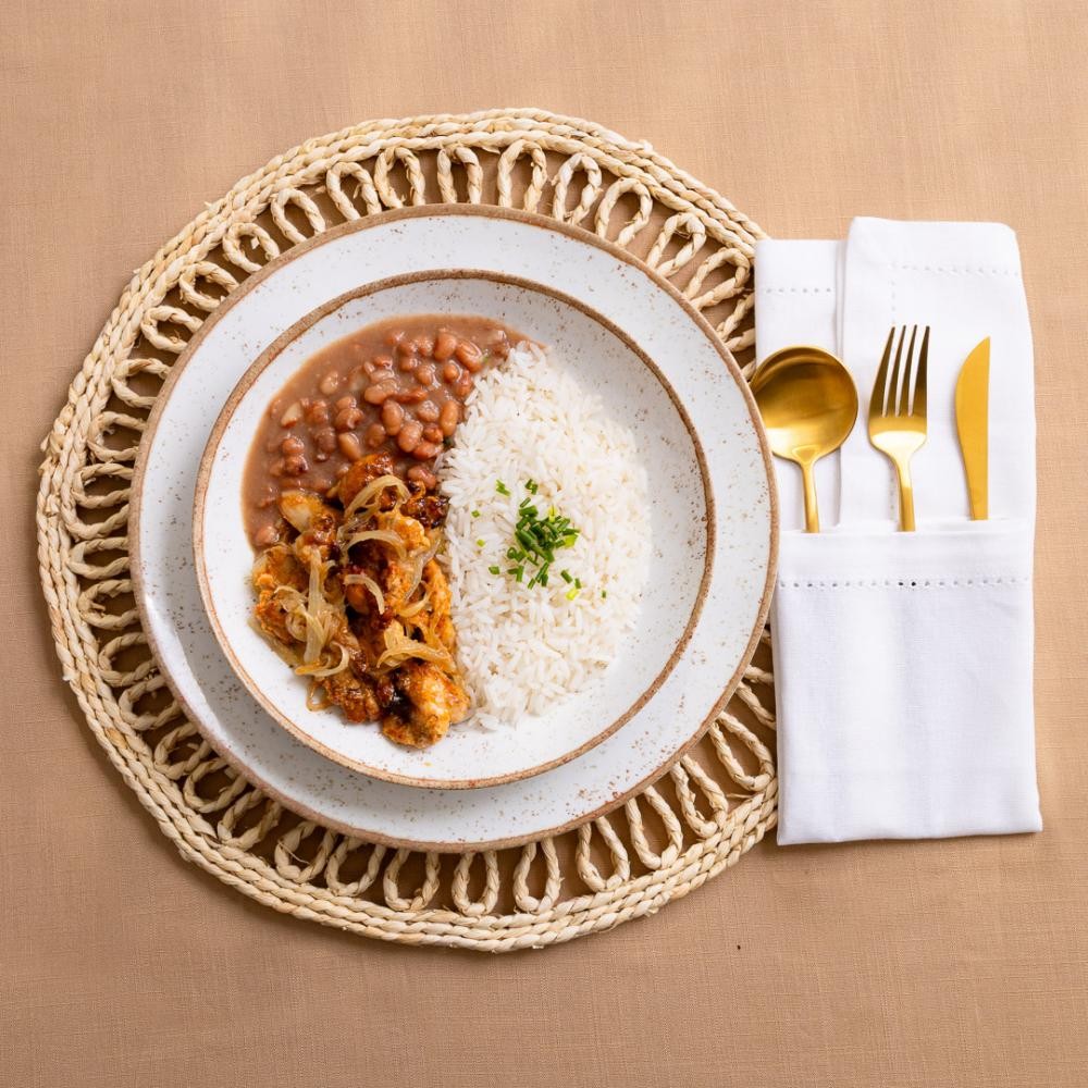 Marmita arroz e feijão carioca com iscas de frango acebolado 350g