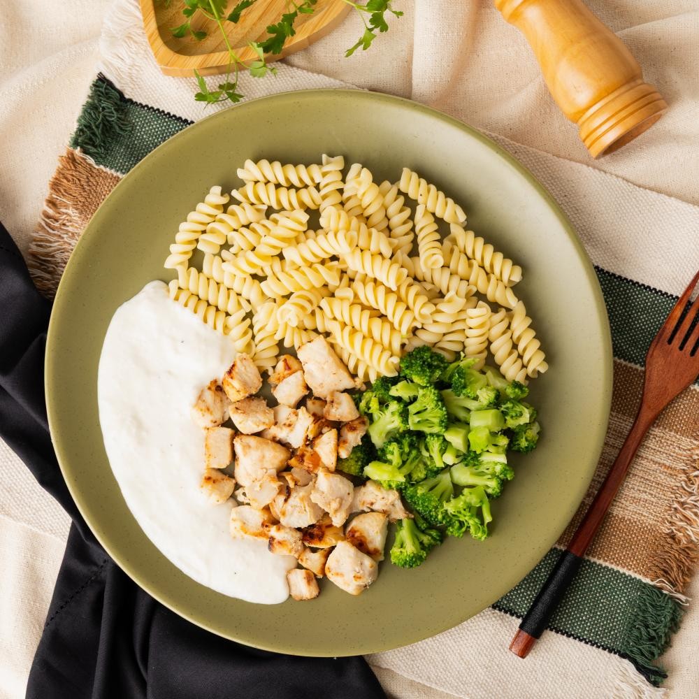 Marmita macarrão parafuso com frango ao molho branco e brócolis 350g